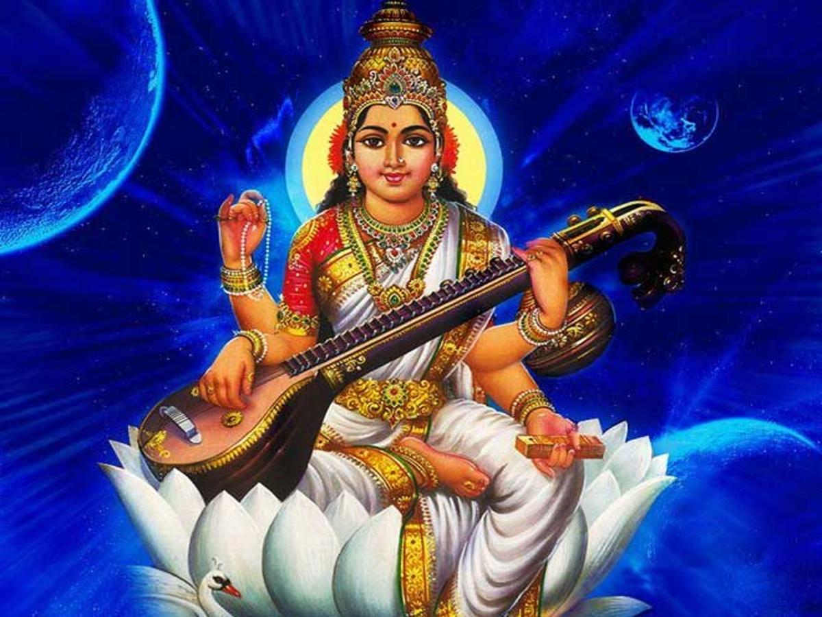 Сарасвати деви. Сарасвати индийская богиня. Сарасвати Деви Мурти. Сарасвати богиня мантра. Боги древней Индии Сарасвати.